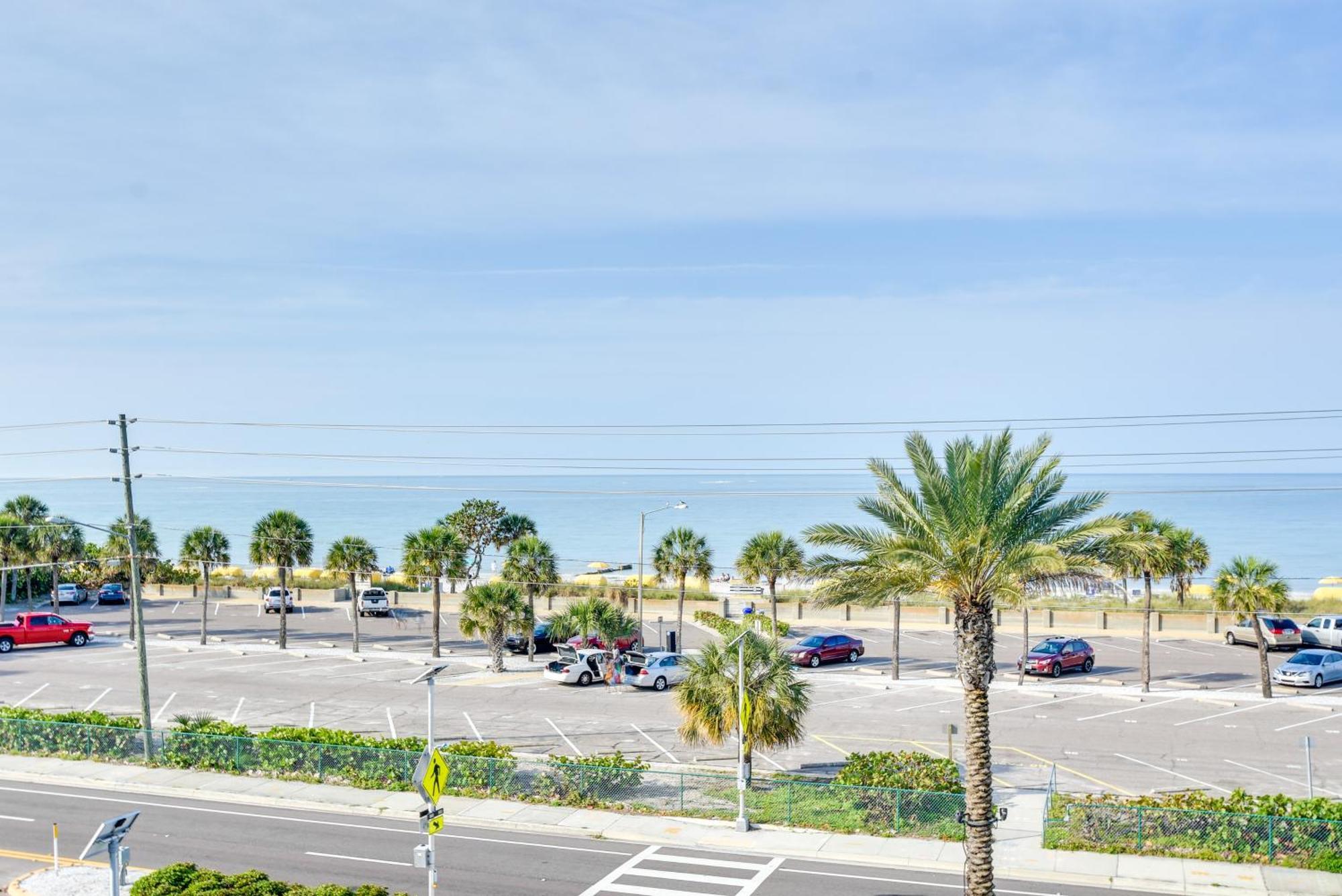 Coastal Condo With Balcony Walk To Madeira Beach! سانت بيتي بيتش المظهر الخارجي الصورة