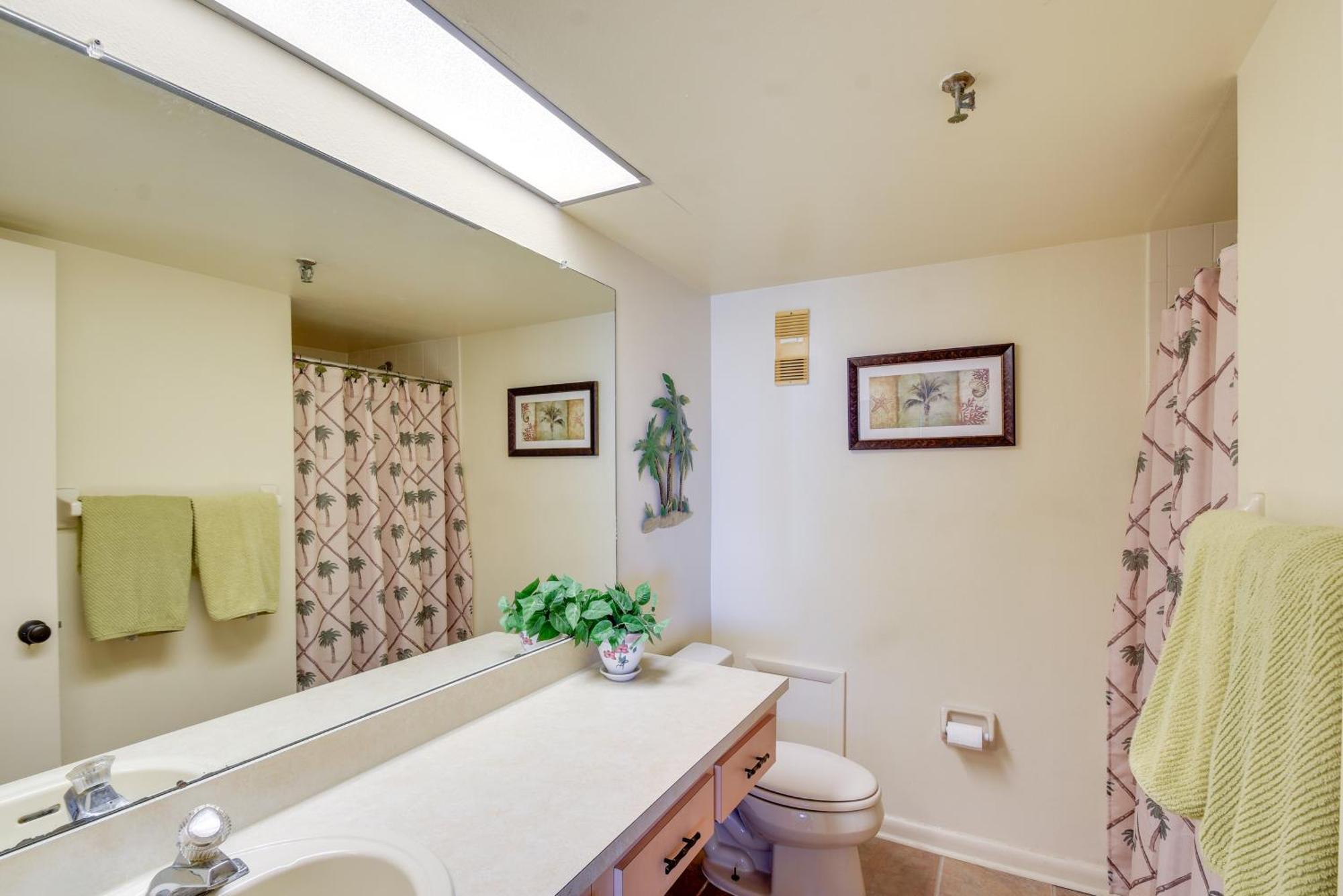 Coastal Condo With Balcony Walk To Madeira Beach! سانت بيتي بيتش المظهر الخارجي الصورة