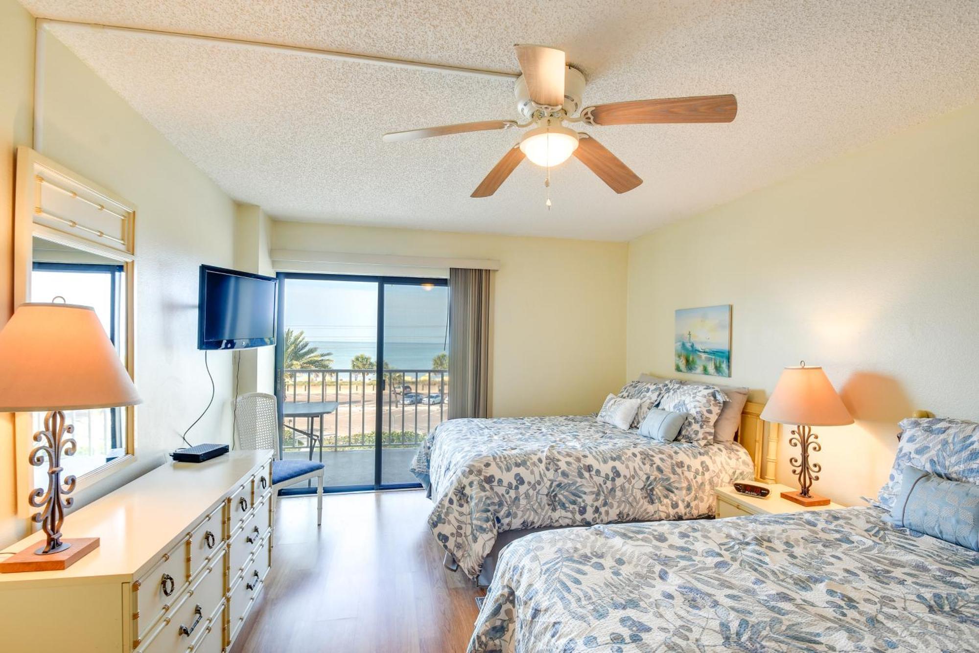 Coastal Condo With Balcony Walk To Madeira Beach! سانت بيتي بيتش المظهر الخارجي الصورة