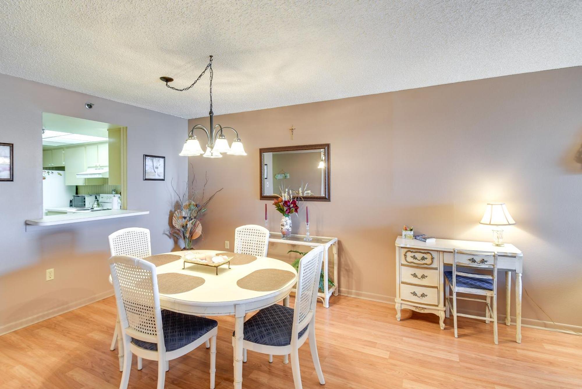 Coastal Condo With Balcony Walk To Madeira Beach! سانت بيتي بيتش المظهر الخارجي الصورة