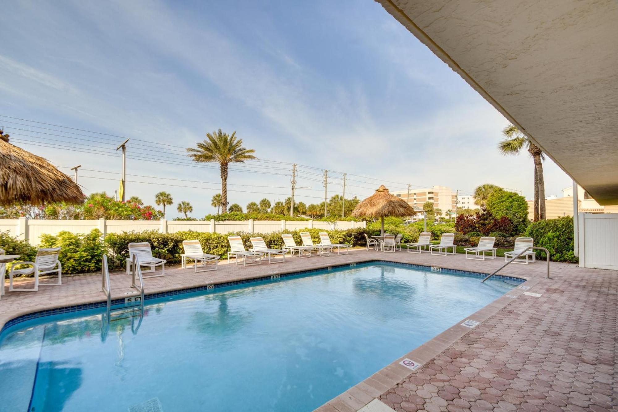 Coastal Condo With Balcony Walk To Madeira Beach! سانت بيتي بيتش المظهر الخارجي الصورة